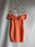 Vestido vintage mini naranja con detalles dorados y cadena metálica