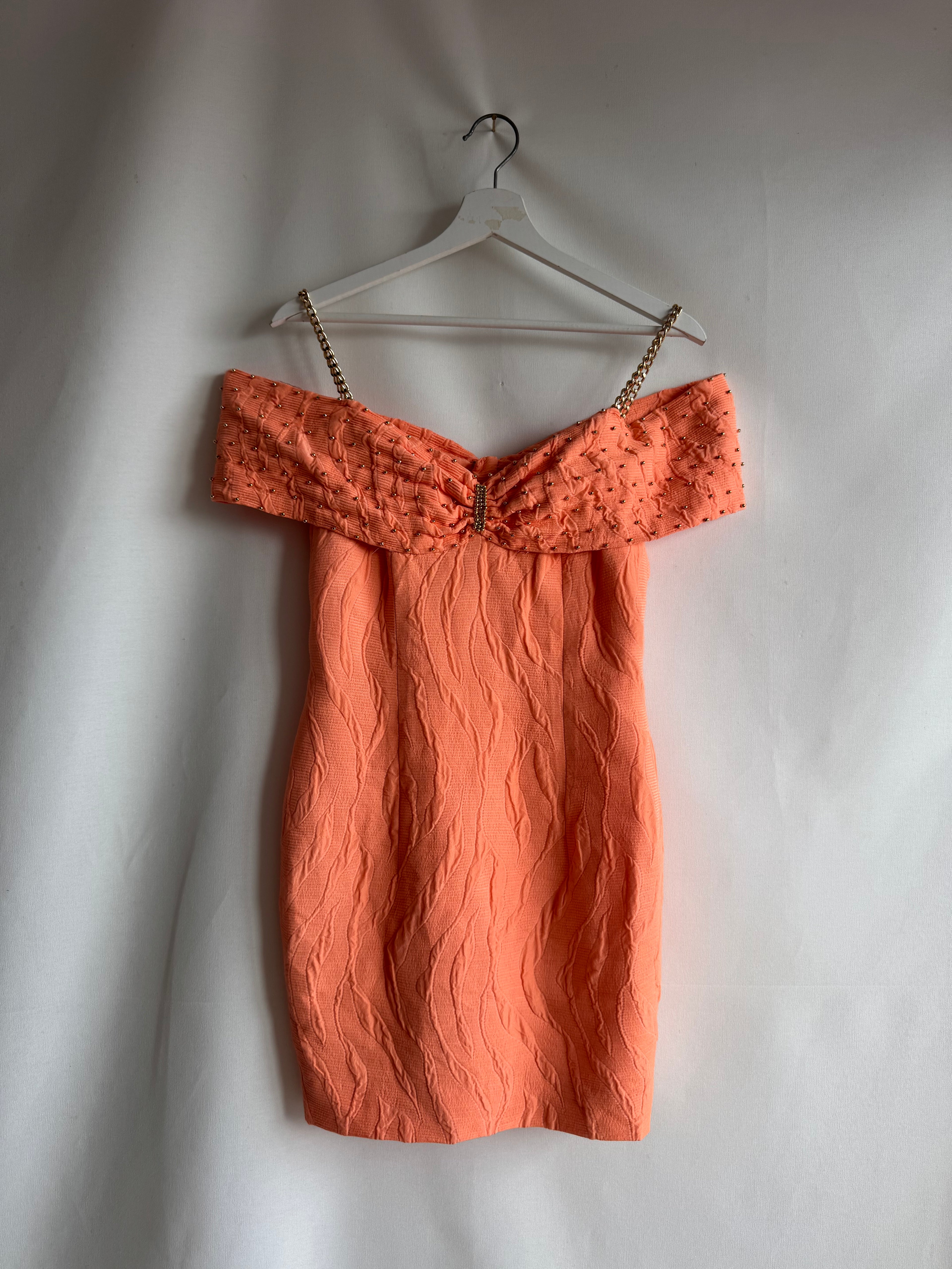 Vestido vintage mini naranja con detalles dorados y cadena metálica
