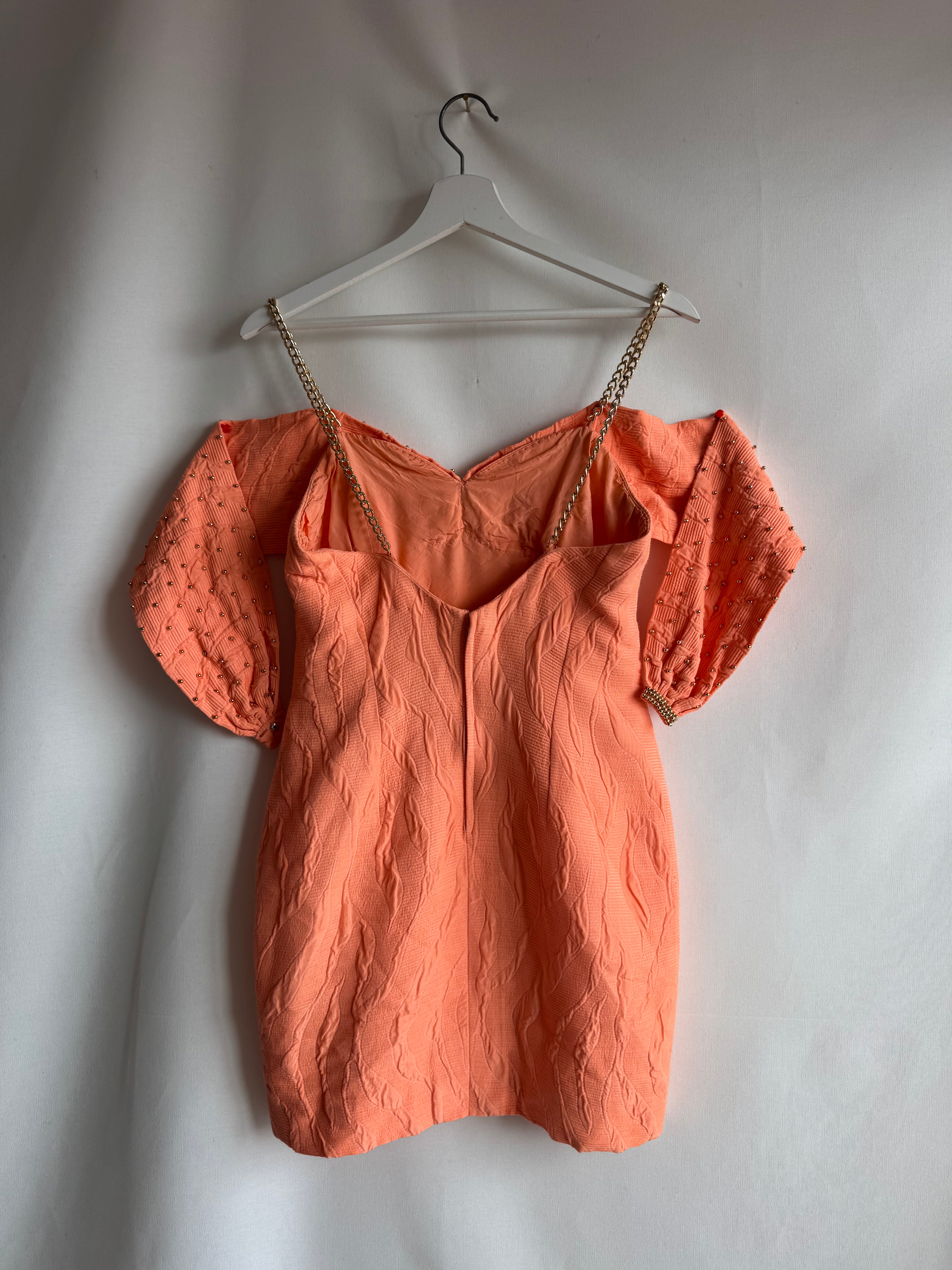 Vestido vintage mini naranja con detalles dorados y cadena metálica